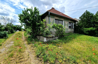 Starší rodinný dom s veľkým pozemkom v kľudnej časti obce Svätý Peter Starší rodinný dom s veľkým pozemkom v kľudnej časti obce Svätý Peter