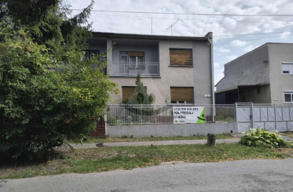 Priestranný poschodový rodinný dom priamo v centre Kolárova na predaj – výnimočná investičná príležitosť! Priestranný poschodový rodinný dom priamo v centre Kolárova na predaj – výnimočná investičná príležitosť!