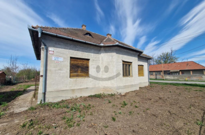 Čiastočne rekonštruovaný rodinný dom s veľkým pozemkom v obci Čata Čiastočne rekonštruovaný rodinný dom s veľkým pozemkom v obci Čata